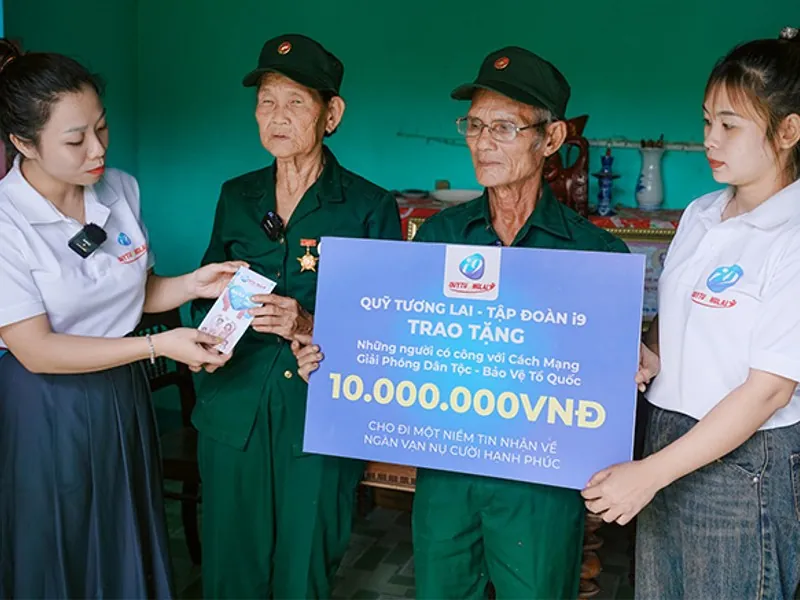 Nhân viên hỗ trợ khách hàng của go8